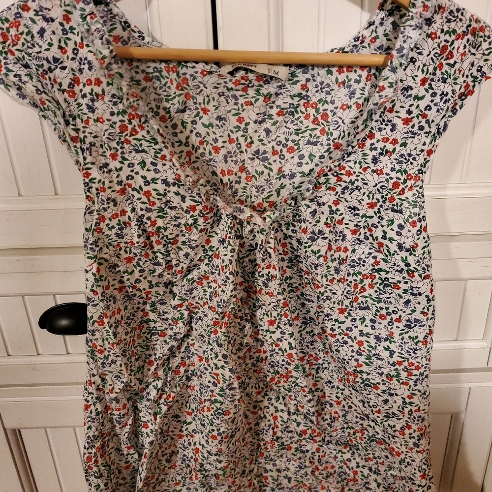 Old Navy floral blouse-‎ size medium